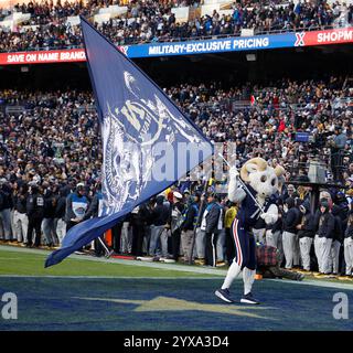 Landover, MD, Stati Uniti. 14 dicembre 2024. Bill the Goat batte una bandiera durante una partita di football della NCAA tra la United States Naval Academy e la United States Military Academy presso il Northwest Stadium di Landover, MD. Justin Cooper/CSM/Alamy Live News Foto Stock