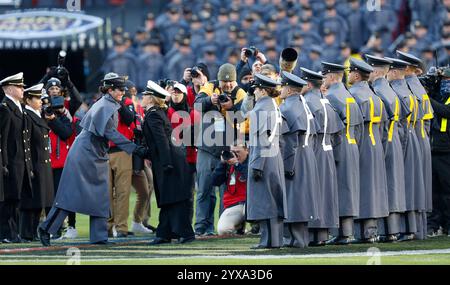 Landover, MD, Stati Uniti. 14 dicembre 2024. Gli Exchange Cadets e gli Midshipmen tornano nelle loro scuole prima di una partita di football NCAA tra la United States Naval Academy e la United States Military Academy al Northwest Stadium di Landover, MD. Justin Cooper/CSM/Alamy Live News Foto Stock