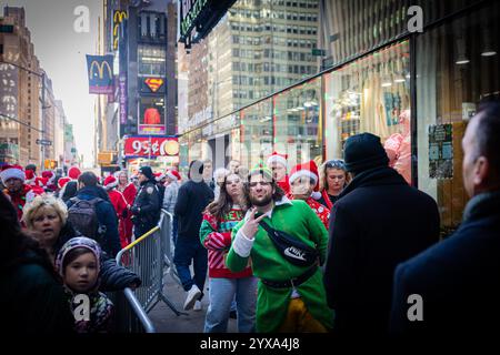 New York, Stati Uniti. 14 dicembre 2024. I partecipanti al Santa con 2024 aspettano fuori da Margaritaville a New York, NY il 14 dicembre 2024. (Foto di Hailstorm Visuals/Sipa USA) credito: SIPA USA/Alamy Live News Foto Stock