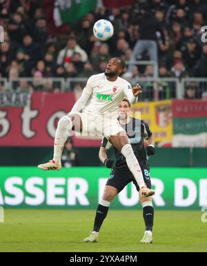 Augusta, Germania. 14 dicembre 2024. Frank Onyeka (davanti) del FC Augsburg si dirige al pallone durante la partita di calcio tedesca di prima divisione della Bundesliga tra il FC Augsburg e il Bayer 04 Leverkusen ad Augusta, Germania, 14 dicembre 2024. Crediti: Philippe Ruiz/Xinhua/Alamy Live News Foto Stock