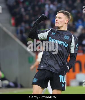 Augusta, Germania. 14 dicembre 2024. Florian Wirtz del Bayer 04 Leverkusen celebra il punteggio ottenuto durante la partita di calcio tedesca della Bundesliga tra l'Augsburg e il Bayer 04 Leverkusen ad Augusta, Germania, 14 dicembre 2024. Crediti: Philippe Ruiz/Xinhua/Alamy Live News Foto Stock