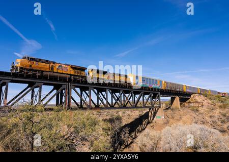 Cienega Creek Crossing 12-14-2024 Vail, AZ USA Union Pacific GE ES44AC locomotiva 7518 che conduce un treno merci sul ponte di Cienega Creek vicino a Vai Foto Stock