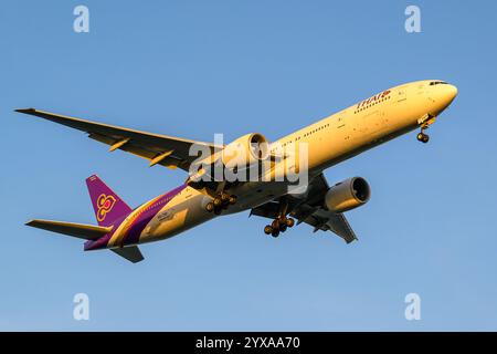 THAI AIRWAYS, Boeing 777-300ER, HS-TKP in avvicinamento finale all'aeroporto Changi di Singapore in una giornata di sole Foto Stock