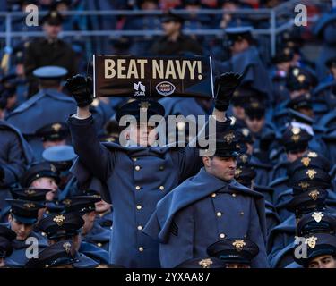 Landover, Maryland, Stati Uniti. 14 dicembre 2024. L'Army Black Knights Corp of Cadets con un cartello della Beat Navy durante il gioco Army-Navy è una partita di rivalità tra i college football americano tra l'Army Black Knights della United States Military Academy (USMA) a West Point, New York, e i Navy Midshipmen della United States Naval Academy (USNA) al Northwest Stadium di Landover, Maryland, il 14 dicembre 2024. Crediti: ZUMA Press, Inc./Alamy Live News Foto Stock