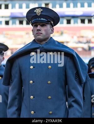 Landover, Maryland, Stati Uniti. 14 dicembre 2024. L'Army Black Knights Corp of Cadets marciano prima del 125° incontro tra esercito e marina. L'Army-Navy Game è un gioco di rivalità tra gli Army Black Knights della United States Military Academy (USMA) a West Point, New York, e i Navy Midshipmen della United States Naval Academy (USNA) al Northwest Stadium di Landover, Maryland, il 14 dicembre 2024. Crediti: ZUMA Press, Inc./Alamy Live News Foto Stock