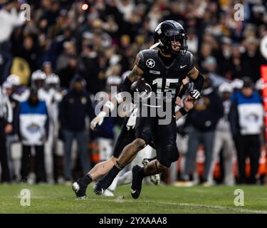 Landover, Maryland, Stati Uniti. 14 dicembre 2024. The Army Black Knights NOAH SHORT (15) fa una corsa durante la partita tra esercito e marina. L'Army-Navy Game è un gioco di rivalità tra gli Army Black Knights della United States Military Academy (USMA) a West Point, New York, e i Navy Midshipmen della United States Naval Academy (USNA) al Northwest Stadium di Landover, Maryland, il 14 dicembre 2024. Crediti: ZUMA Press, Inc./Alamy Live News Foto Stock