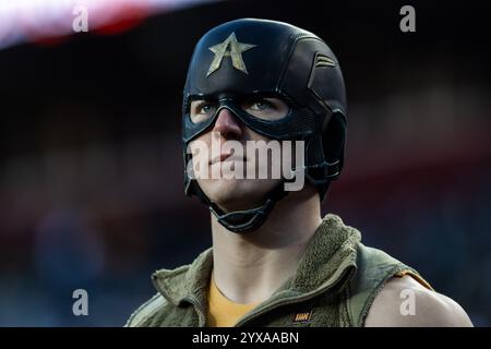 Landover, Maryland, Stati Uniti. 14 dicembre 2024. I fan dell'Army Black Knights guardano a bordo campo durante la partita Army-Navy. L'Army-Navy Game è un gioco di rivalità tra gli Army Black Knights della United States Military Academy (USMA) a West Point, New York, e i Navy Midshipmen della United States Naval Academy (USNA) al Northwest Stadium di Landover, Maryland, il 14 dicembre 2024. Crediti: ZUMA Press, Inc./Alamy Live News Foto Stock