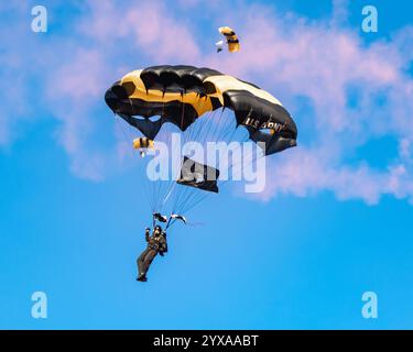 Landover, Maryland, Stati Uniti. 14 dicembre 2024. L'Army Parachute Jumper prima del calcio d'inizio per il gioco Army-Navy. L'Army-Navy Game è un gioco di rivalità tra gli Army Black Knights della United States Military Academy (USMA) a West Point, New York, e i Navy Midshipmen della United States Naval Academy (USNA) al Northwest Stadium di Landover, Maryland, il 14 dicembre 2024. Crediti: ZUMA Press, Inc./Alamy Live News Foto Stock