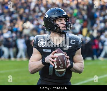 Landover, Maryland, Stati Uniti. 14 dicembre 2024. BRYSON OGNI GIORNO (13) si riscalda all'inizio della partita Army-Navy. L'Army-Navy Game è un gioco di rivalità tra gli Army Black Knights della United States Military Academy (USMA) a West Point, New York, e i Navy Midshipmen della United States Naval Academy (USNA) al Northwest Stadium di Landover, Maryland, il 14 dicembre 2024. Crediti: ZUMA Press, Inc./Alamy Live News Foto Stock