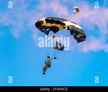 Landover, Maryland, Stati Uniti. 14 dicembre 2024. L'Army Parachute Jumper prima del calcio d'inizio per il gioco Army-Navy. L'Army-Navy Game è un gioco di rivalità tra gli Army Black Knights della United States Military Academy (USMA) a West Point, New York, e i Navy Midshipmen della United States Naval Academy (USNA) al Northwest Stadium di Landover, Maryland, il 14 dicembre 2024. Crediti: ZUMA Press, Inc./Alamy Live News Foto Stock