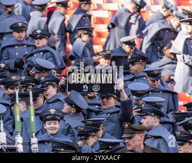 Landover, Maryland, Stati Uniti. 14 dicembre 2024. L'Army Black Knights Corp of Cadets con un cartello della Beat Navy durante il gioco Army-Navy è una partita di rivalità tra i college football americano tra l'Army Black Knights della United States Military Academy (USMA) a West Point, New York, e i Navy Midshipmen della United States Naval Academy (USNA) al Northwest Stadium di Landover, Maryland, il 14 dicembre 2024. Crediti: ZUMA Press, Inc./Alamy Live News Foto Stock