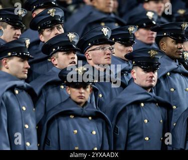 Landover, Maryland, Stati Uniti. 14 dicembre 2024. L'Army Black Knights Corp of Cadets guarda la partita tra esercito e marina. L'Army-Navy Game è un gioco di rivalità tra gli Army Black Knights della United States Military Academy (USMA) a West Point, New York, e i Navy Midshipmen della United States Naval Academy (USNA) al Northwest Stadium di Landover, Maryland, il 14 dicembre 2024. Crediti: ZUMA Press, Inc./Alamy Live News Foto Stock