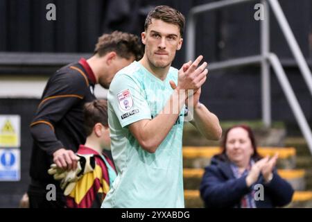 Bradford, Regno Unito. 14 dicembre 2024. Valley Parade, Bradford, Inghilterra, 14 dicembre 2024: Ryan Delaney (4 Swindon Town) prima della partita EFL Sky Bet League Two tra Bradford City e Swindon Town a Valley Parade a Bradford, Inghilterra, il 14 dicembre 2024. (Sean Chandler/SPP) credito: Foto SPP Sport Press. /Alamy Live News Foto Stock