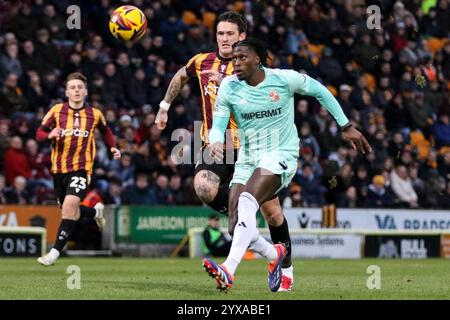 Bradford, Regno Unito. 14 dicembre 2024. Valley Parade, Bradford, Inghilterra, 14 dicembre 2024: Tunmise Sobowale (2 Swindon Town) controlla la palla durante la partita EFL Sky Bet League Two tra Bradford City e Swindon Town a Valley Parade a Bradford, Inghilterra, il 14 dicembre 2024. (Sean Chandler/SPP) credito: Foto SPP Sport Press. /Alamy Live News Foto Stock