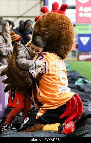 Bradford, Regno Unito. 14 dicembre 2024. Valley Parade, Bradford, Inghilterra, 14 dicembre 2024: Un giovane fan di Bradford City prima della partita EFL Sky Bet League Two tra Bradford City e Swindon Town a Valley Parade a Bradford, Inghilterra, il 14 dicembre 2024. (Sean Chandler/SPP) credito: Foto SPP Sport Press. /Alamy Live News Foto Stock