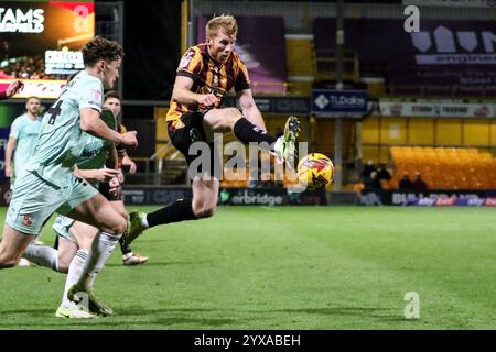 Bradford, Regno Unito. 14 dicembre 2024. Valley Parade, Bradford, Inghilterra, 14 dicembre 2024: Brad Halliday (2 Bradford City) controlla la palla durante la partita EFL Sky Bet League Two tra Bradford City e Swindon Town a Valley Parade a Bradford, Inghilterra, il 14 dicembre 2024. (Sean Chandler/SPP) credito: Foto SPP Sport Press. /Alamy Live News Foto Stock