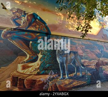Porzione di Flagstaff, murale Sound of Flight dell'Arizona dipinto sull'Orpheum Theater. Questa sezione mostra il Grand Canyon, il Pensatore di Rodin ed Echo, Foto Stock