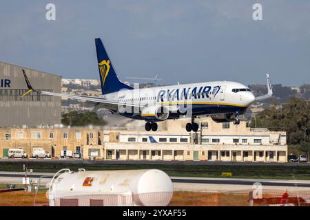 Ryanair UK Boeing 737-8AS (REG: G-RUKC) atterraggio 13, con alette convertite al tipo MAX. Foto Stock