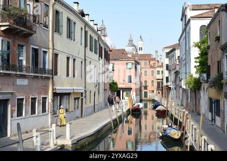VENEZIA, ITALIA - 19 LUGLIO 2024: Splendida e tranquilla vista sul canale e sul marciapiede intorno alla fondamenta Venier dai Leoni nel quartiere Dorsoduro di Venezia. Foto Stock