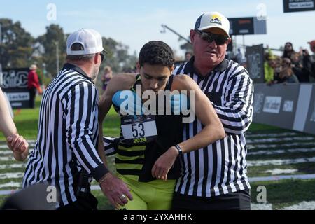 San Diego, California, Stati Uniti. 14 dicembre 2024. Soheib Dissa è assistito dopo essersi piazzato tredicesimo nelle 15:48,0 durante il Foot Locker Cross Country Championships, sabato 14 dicembre 2024, a San Diego. Crediti: Kirby Lee/Alamy Live News Foto Stock