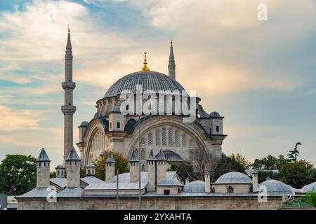 Splendida vista della Moschea Nuruosmaniye, Istanbul, Turchia Foto Stock