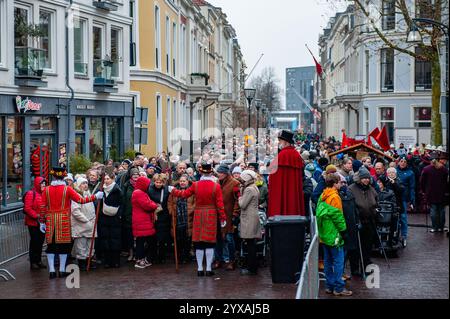 Deventer, Paesi Bassi. 14 dicembre 2024. Migliaia di persone sono viste in attesa di entrare al Festival. Ogni anno, intorno a questa data, il mondo del XIX secolo dello scrittore inglese Charles Dickens rivive nella splendida città olandese di Deventer, con oltre 950 personaggi tratti dai famosi libri di Dickens Back to Life. Signore e signori benestanti con i cappelli di testa sfilano per le strade. Il panorama del festival include edifici storici, alberi di Natale e migliaia di piccole luci. Credito: SOPA Images Limited/Alamy Live News Foto Stock