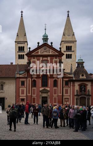 Praga, Repubblica Ceca. 4 ottobre 2024 - turisti fuori dalla Basilica di San Giorgio al Castello di Praga. Foto Stock