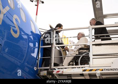 Roma, Italia. 15 dicembre 2024. Partenza di Papa Francesco per Ajaccio, Corsica (Francia) dall'aeroporto internazionale di Fiumicino a Roma, Italia, il 15 dicembre 2025. Papa Francesco parte per il suo 45° viaggio apostolico all'estero. Si è imbarcato sull'aereo papale e ha lasciato l'Italia, viaggiando verso l'isola francese della Corsica. Foto di Vatican Media/ABACAPRESS. COM credito: Abaca Press/Alamy Live News Foto Stock