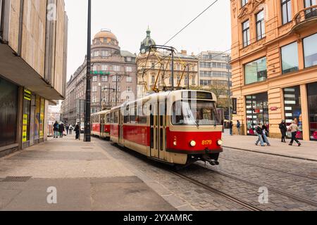 Praga, Repubblica Ceca, 10 novembre 2024: Tram che attraversa le strade del centro di Praga, città UNESCO, Cechia. Foto Stock