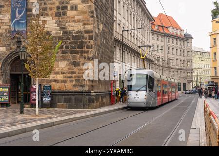Praga, Repubblica Ceca, 10 novembre 2024: Tram che attraversa le strade del centro di Praga, città UNESCO, Cechia. Foto Stock