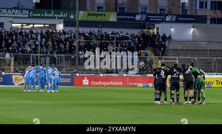 Beide team motivieren sich im Spielerkreis fuer die anstehende Partie. GER, TSV 1860 Muenchen gegen SC Verl, Fussball, 3. Bundesliga, 18 anni. Spieltag, Saison 2024/2025, 14.12.2024. (LE NORMATIVE DFL DFB VIETANO QUALSIASI USO DI FOTOGRAFIE COME SEQUENZE DI IMMAGINI E/O QUASI-VIDEO). Foto: Eibner-Pressefoto/Heike Feiner Foto Stock