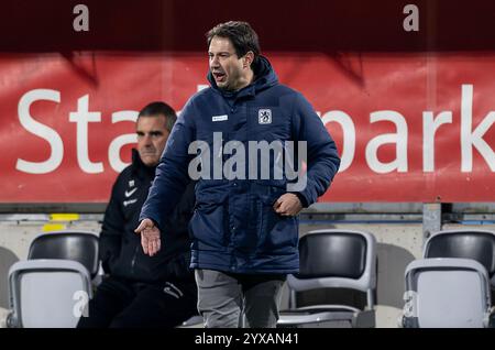 Chef-allenatore Argirios Giannikis (TSV 1860 Muenchen). GER, TSV 1860 Muenchen gegen SC Verl, Fussball, 3. Bundesliga, 18 anni. Spieltag, Saison 2024/2025, 14.12.2024. (LE NORMATIVE DFL DFB VIETANO QUALSIASI USO DI FOTOGRAFIE COME SEQUENZE DI IMMAGINI E/O QUASI-VIDEO). Foto: Eibner-Pressefoto/Heike Feiner Foto Stock