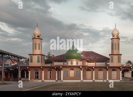 Bangkok, Thailandia - 07 dicembre 2024 - architettura in stile sud-orientale asiatico della Moschea di Safirusslam con cielo serale sullo sfondo. Usala come Wal Foto Stock