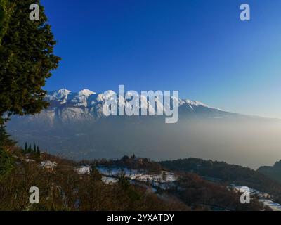 Vista del Monte Baldo innevato da Voltino. Voltino è un comune del comune di Tremosine. Foto Stock