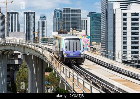 Miami, Florida, USA - 30 marzo 2024: Metromover sul ponte nel centro di Miami. Metromover è un sistema di trasporto pubblico automatizzato e gratuito di treni per persone Foto Stock