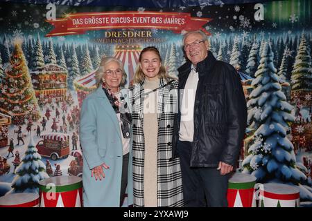 Ursula Herrmann, Christiane Reppe und Hans-Joachim Herrmann bei der Premiere des 27. Dresdner Weihnachts-Circus an der Washingtonstraße. Dresda, 13.12.2024 Sachsen Germania *** Ursula Herrmann, Christiane Reppe e Hans Joachim Herrmann alla prima del 27 Dresden Christmas Circus on Washingtonstrasse Dresden, 13 12 2024 Sassonia Germania Copyright: XMatthiasxWehnertx Foto Stock