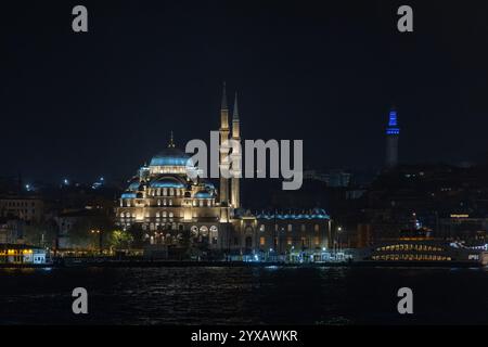 Vista notturna mozzafiato della storica penisola di Istanbul con la Yeni Cami (nuova moschea) illuminata a Istanbul, in Turchia, sotto un cielo spettacolare. Foto Stock