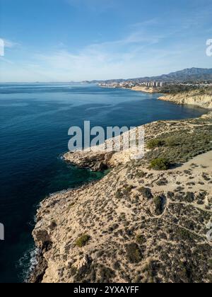 Vista aerea della costa mediterranea di Villajoyosa con acque turchesi in Costa Blanca di Alicante, Spagna - foto stock Foto Stock