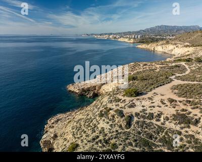 Vista aerea della costa mediterranea di Villajoyosa con acque turchesi in Costa Blanca di Alicante, Spagna - foto stock Foto Stock