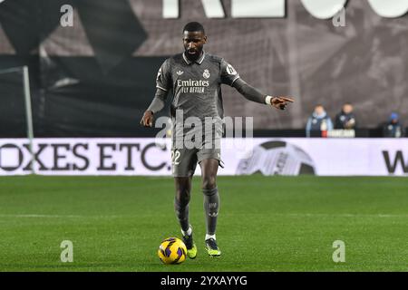 Madrid, Madrid, Spagna. 14 dicembre 2024. 22 ANTONIO RÃÅ“DIGER del Real Madrid CF durante la partita LaLiga EA Sports tra Rayo Vallecano de Madrid 3 vs Real Madrid CF 3 allo stadio de Vallecas il 14 dicembre 2024 a Madrid in Spagna. (Immagine di credito: © Oscar Manuel Sanchez/ZUMA Press Wire) SOLO PER USO EDITORIALE! Non per USO commerciale! Foto Stock