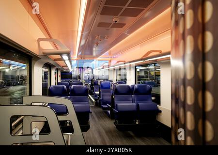 ROTTERDAM - l'interno dell'Eurocity Direct, i nuovi collegamenti ferroviari dai Paesi Bassi a Bruxelles, alla stazione centrale di Rotterdam. Secondo le NS, i viaggiatori sono a destinazione 45 minuti più velocemente di prima. ANP ROBIN VAN LONKHUIJSEN netherlands Out - belgio Out Foto Stock