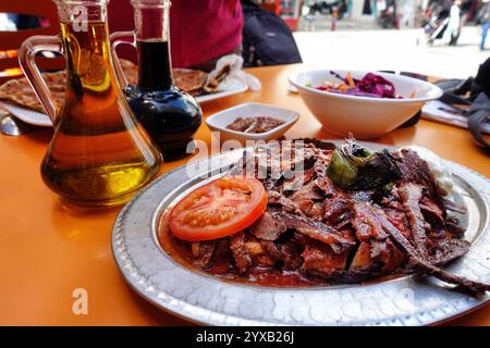 Famoso pasto tradizionale turco, delizioso Kebab Doner con yogurt e salsa di pomodoro Foto Stock
