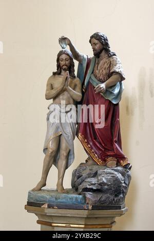 Battesimo del Signore, statua sul battistero nella chiesa parrocchiale del Sacro cuore di Gesù a Velika Pisanica, Croazia Foto Stock