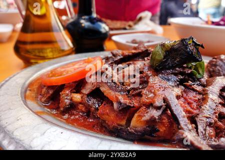 Famoso pasto tradizionale turco, delizioso Kebab Doner con yogurt e salsa di pomodoro Foto Stock