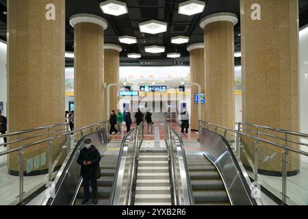 Pechino, Cina. 15 dicembre 2024. Trasferimento passeggeri alla linea 3 della metropolitana di Pechino alla stazione Dongsi Shitiao di Pechino, capitale della Cina, 15 dicembre 2024. Tre nuove linee della metropolitana sono state aperte domenica a Pechino, aggiungendo la lunghezza totale del transito urbano della città a 879 chilometri, classificandosi al primo posto tra i metropolitani cinesi. Crediti: Zhang Chenlin/Xinhua/Alamy Live News Foto Stock