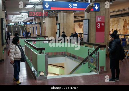 Pechino, Cina. 15 dicembre 2024. Trasferimento passeggeri alla linea 3 della metropolitana di Pechino alla stazione Dongsi Shitiao di Pechino, capitale della Cina, 15 dicembre 2024. Tre nuove linee della metropolitana sono state aperte domenica a Pechino, aggiungendo la lunghezza totale del transito urbano della città a 879 chilometri, classificandosi al primo posto tra i metropolitani cinesi. Crediti: Zhang Chenlin/Xinhua/Alamy Live News Foto Stock