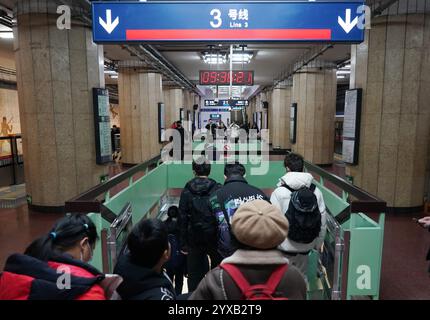 Pechino, Cina. 15 dicembre 2024. Trasferimento passeggeri alla linea 3 della metropolitana di Pechino alla stazione Dongsi Shitiao di Pechino, capitale della Cina, 15 dicembre 2024. Tre nuove linee della metropolitana sono state aperte domenica a Pechino, aggiungendo la lunghezza totale del transito urbano della città a 879 chilometri, classificandosi al primo posto tra i metropolitani cinesi. Crediti: Zhang Chenlin/Xinhua/Alamy Live News Foto Stock