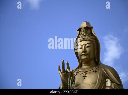 Statua in bronzo di Jibo Kannon vicino al santuario shintoista Fushimi inari-taisha a Kyoto, Giappone. Foto Stock