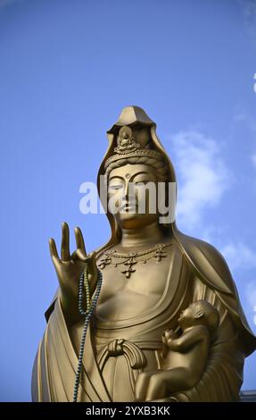 Statua in bronzo di Jibo Kannon vicino al santuario shintoista Fushimi inari-taisha a Kyoto, Giappone. Foto Stock