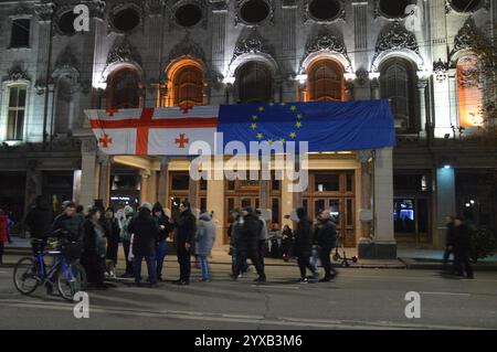 Tbilisi, Georgia - 11 dicembre 2024 - bandiere georgiane ed europee appese fianco a fianco su Rustaveli Avenue durante una manifestazione filo-europea nei pressi del Parlamento georgiano. (Foto di Markku Rainer Peltonen) Foto Stock